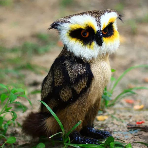 Figura de búho con plumas