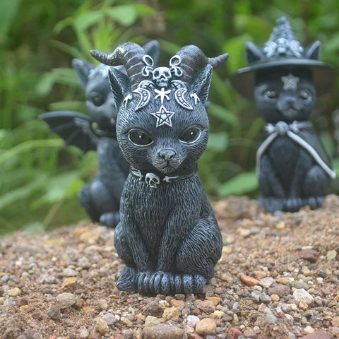 Altar de estilo oscuro con gato diablo para Halloween
