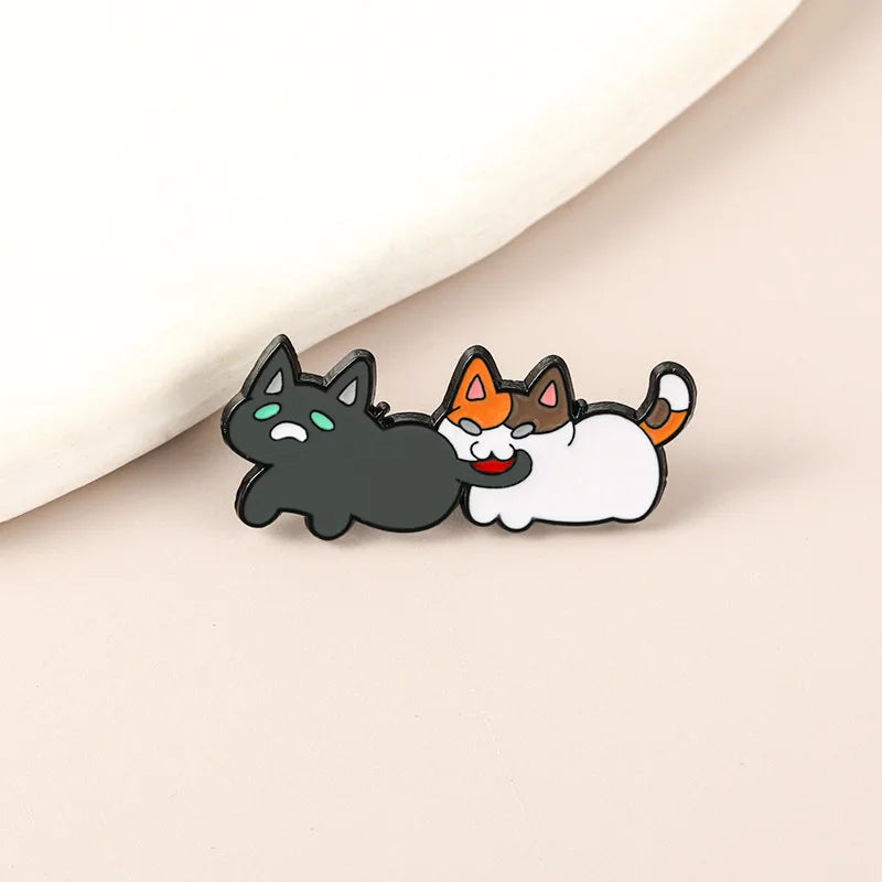 Broche de gato mordiendo a otro gato
