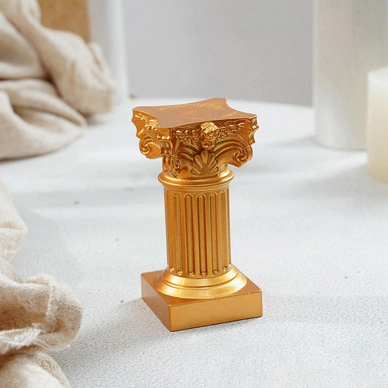 Gold: the column candle holder in gold resin