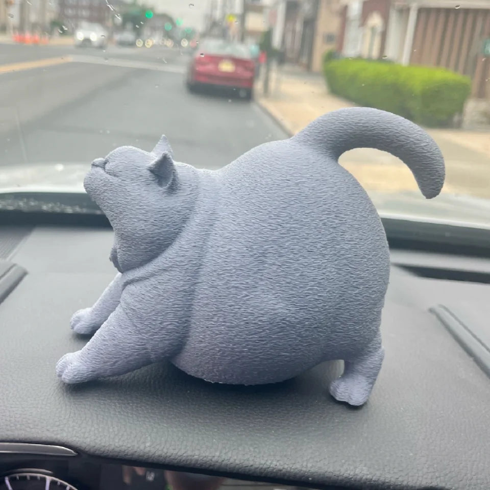 Estatua de gato bostezando como decoración de escritorio
