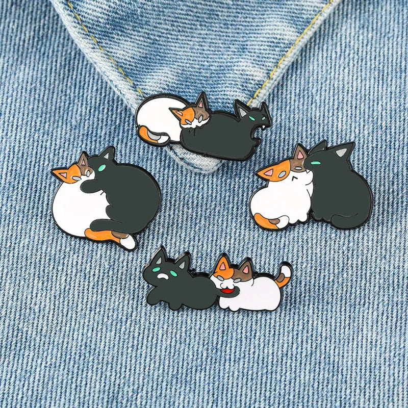 Broche de gato mordiendo a otro gato