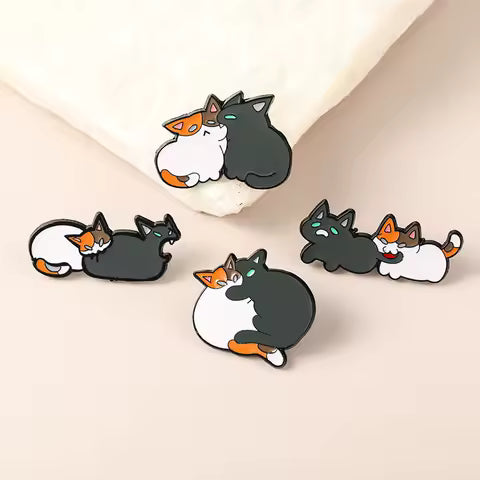 Broche de gato mordiendo a otro gato