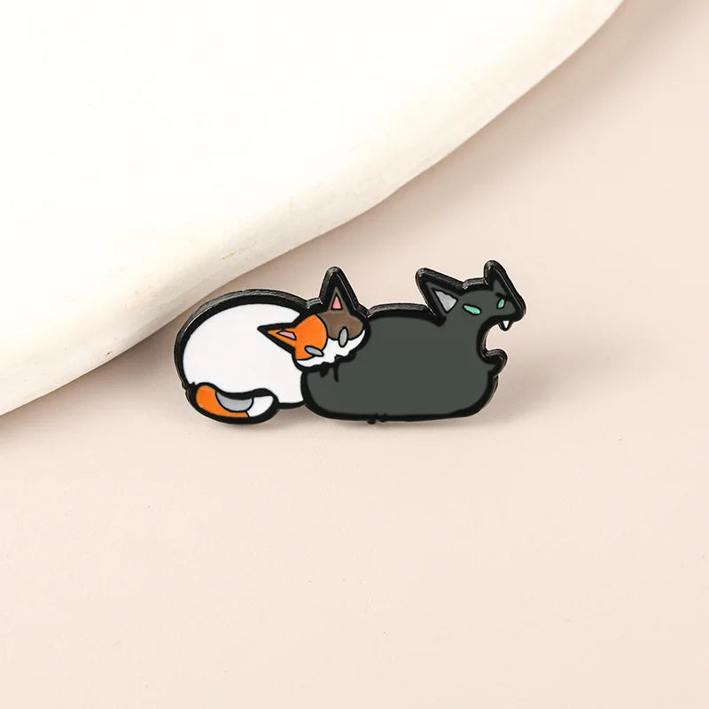 Broche de gato mordiendo a otro gato