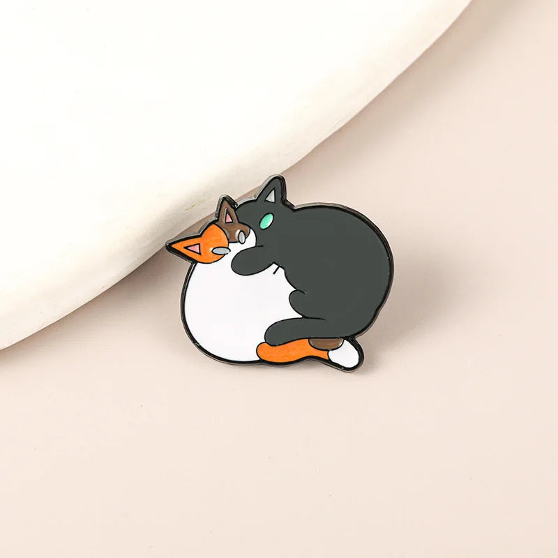 Broche de gato mordiendo a otro gato
