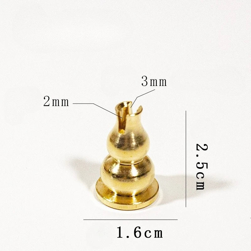 Maker's measured photograph of the gourd post: 2.5 cm tall and 1.6 cm wide, with a 3 mm slot and a 2 mm hole