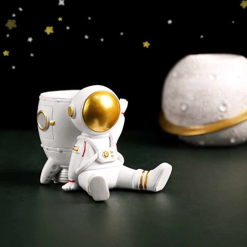 Simple Astronaut Resin Pen Holder Desk