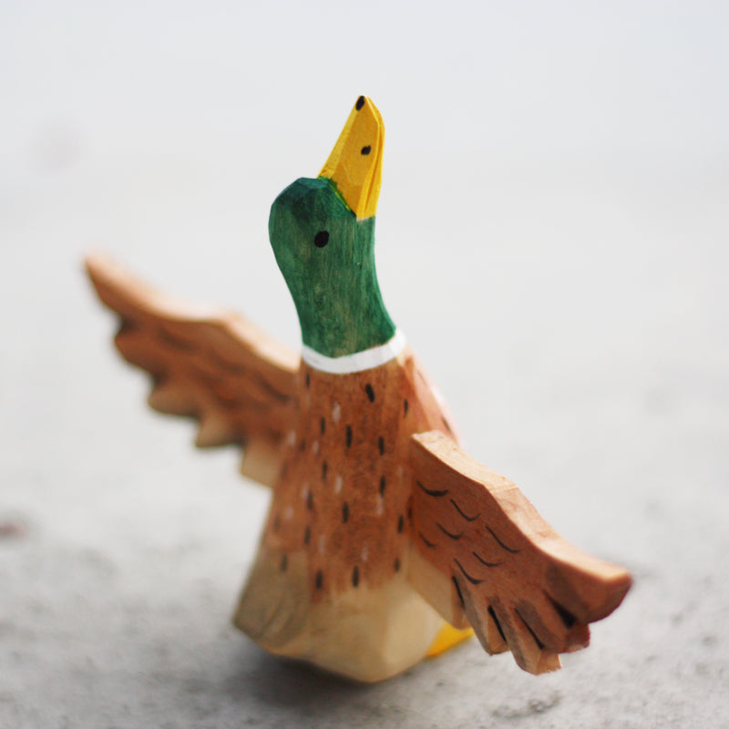 Pájaro gordo de madera tallado totalmente a mano