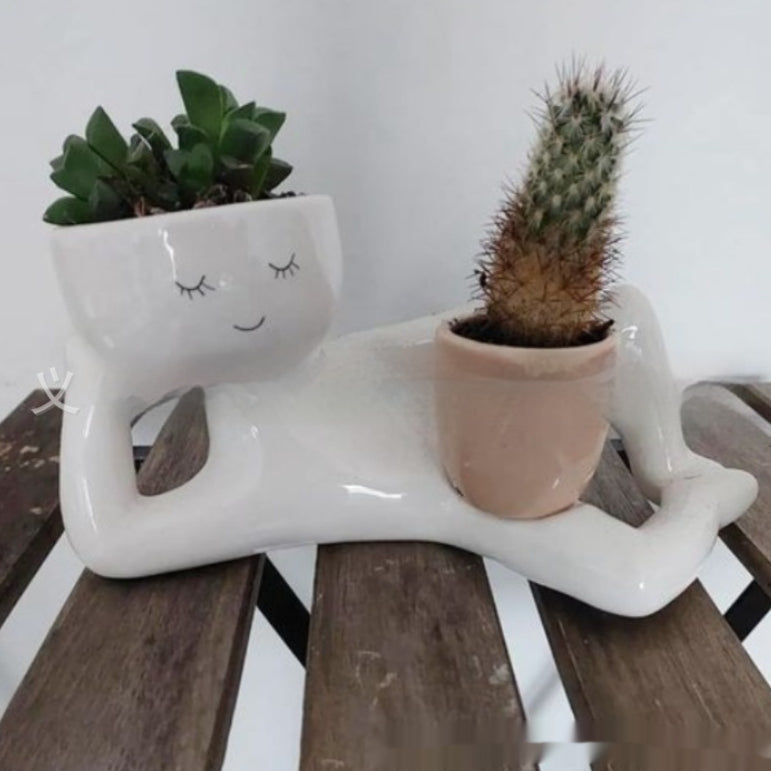 فتحة تصريف غريبة لأصيص نباتات داخلي صغير