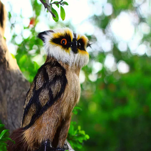 Figura de búho con plumas