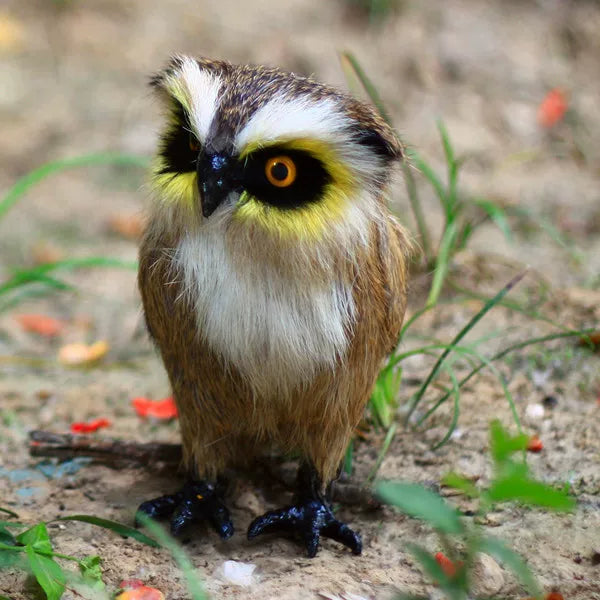 Figura de búho con plumas