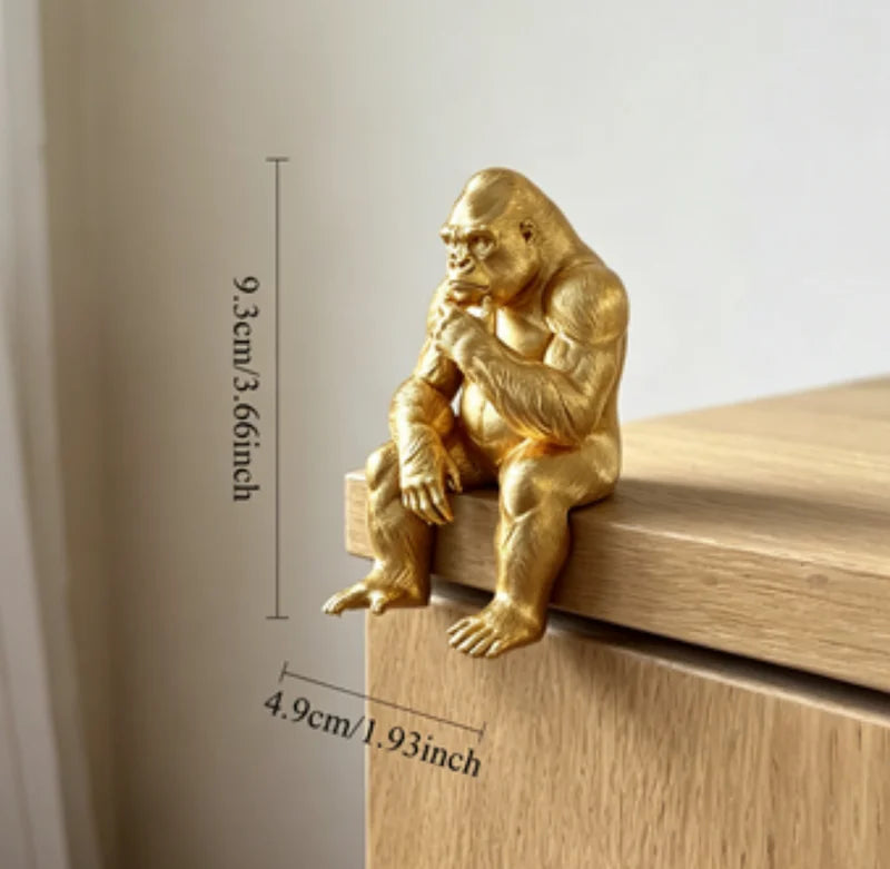 Figura decorativa de gorila pensador para estante