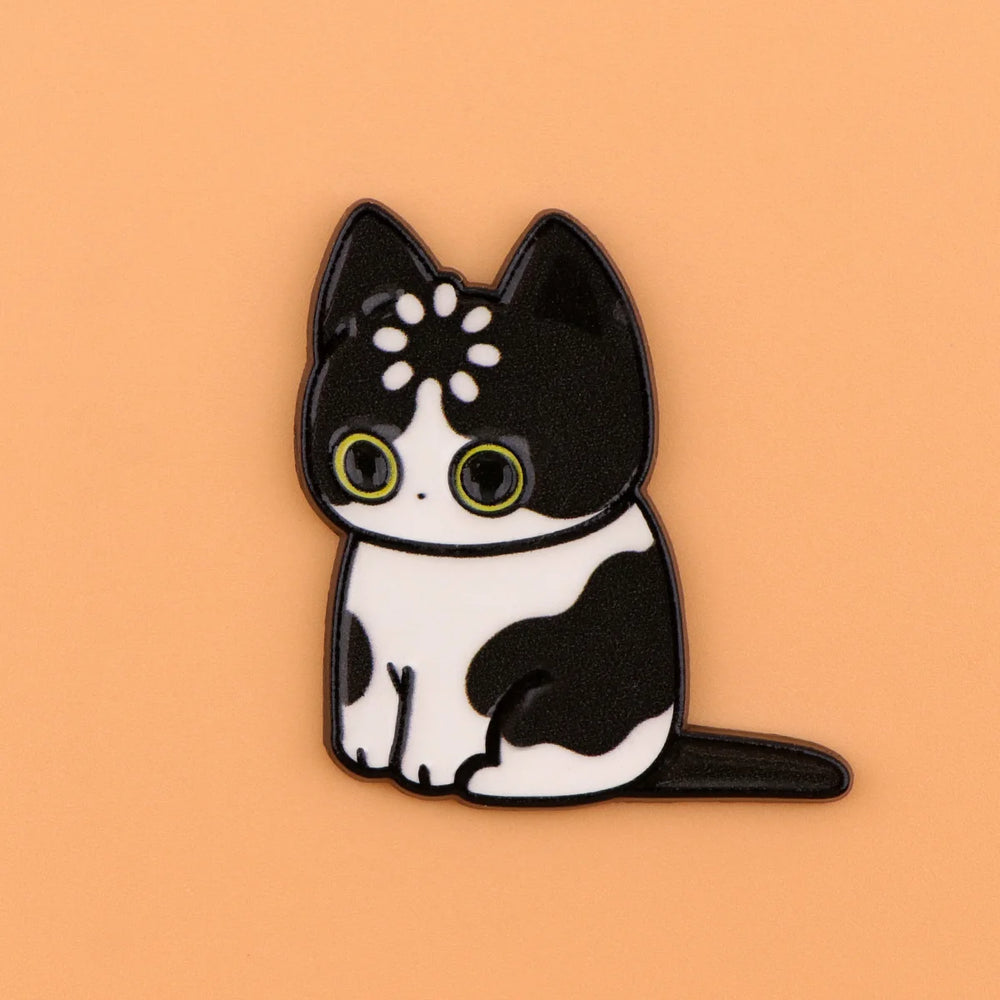 Black and white tuxedo cat magnet with a ring of dots on its head
