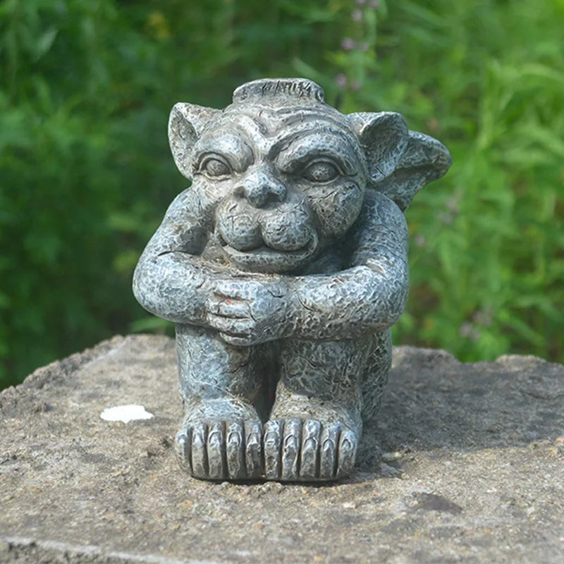 Gárgola medieval sentada