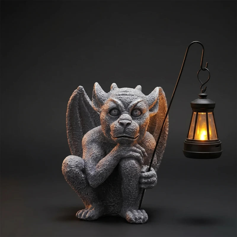 Gárgola gótica con linterna