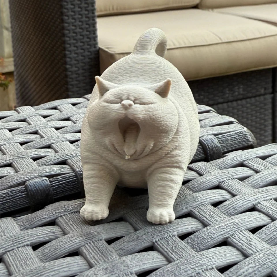 Estatua de gato bostezando como decoración de escritorio