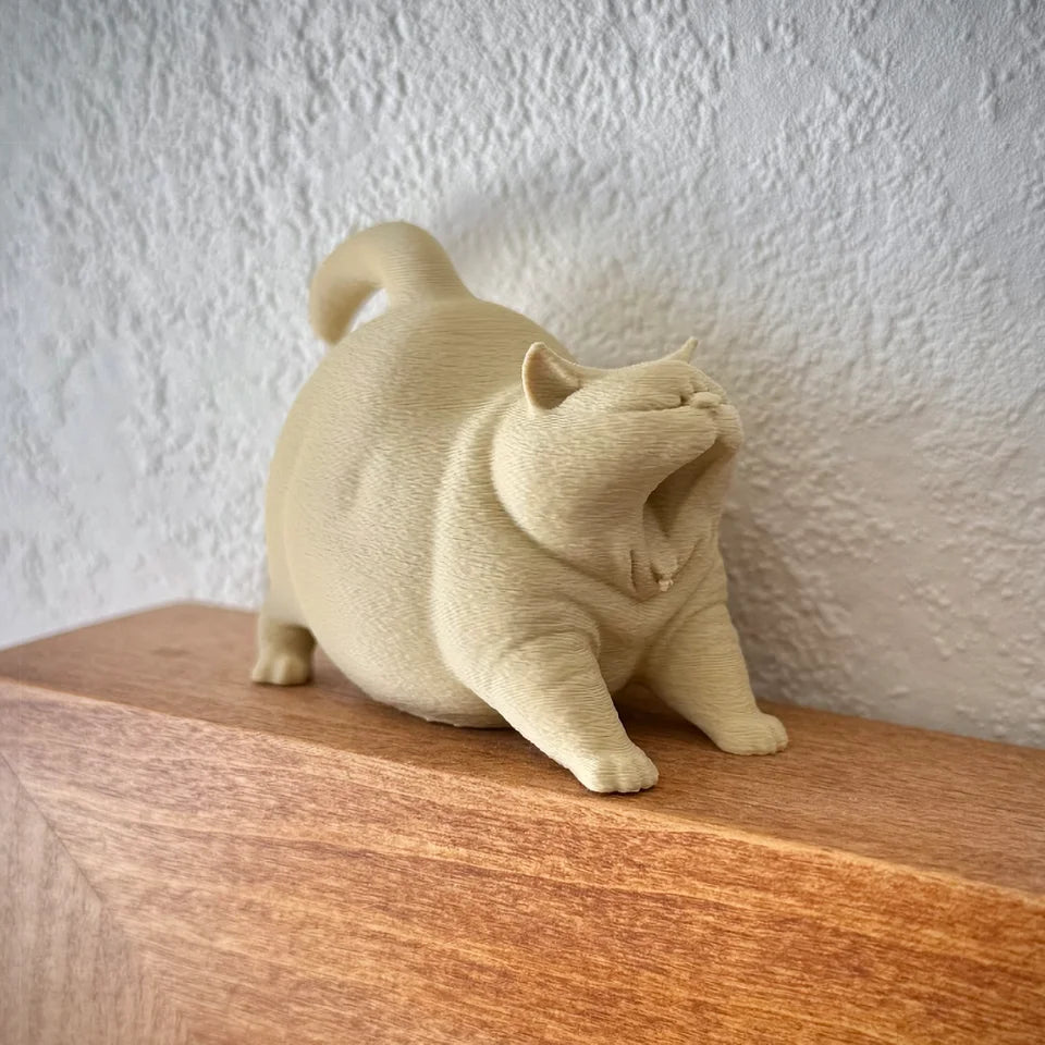 Estatua de gato bostezando como decoración de escritorio