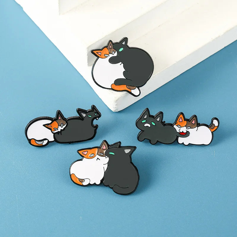 Broche de gato mordiendo a otro gato