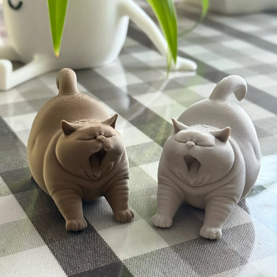 Estatua de gato bostezando como decoración de escritorio
