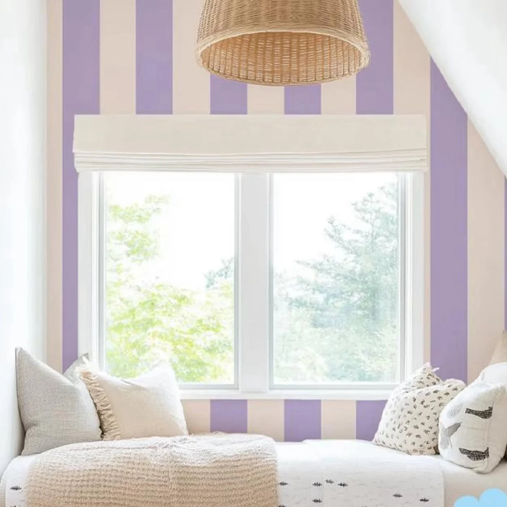 Papel tapiz de rayas maximalista morado