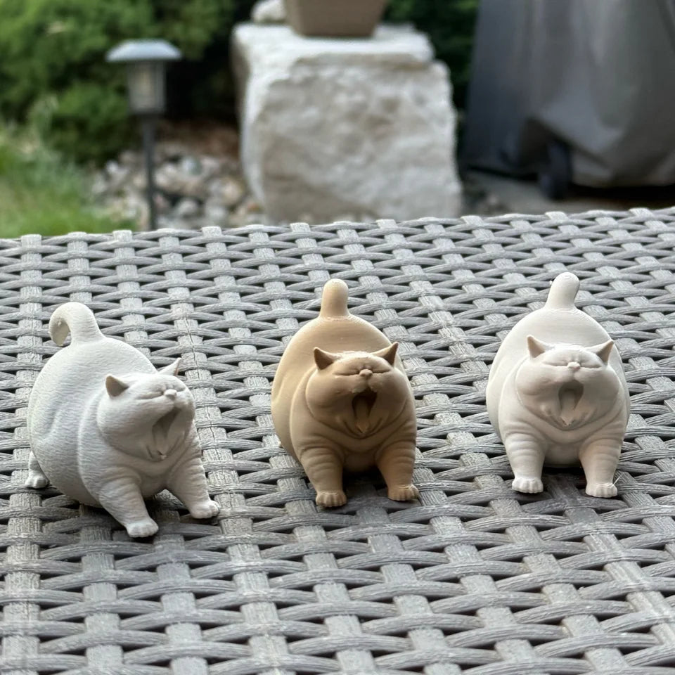 Estatua de gato bostezando como decoración de escritorio