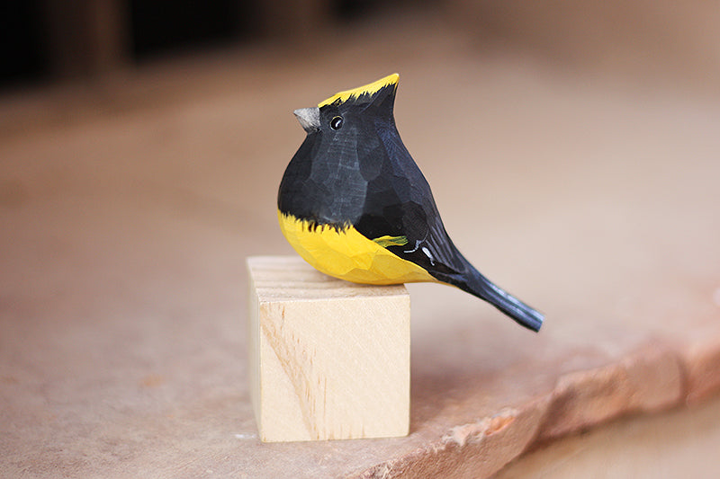 Pájaro gordo de madera tallado totalmente a mano